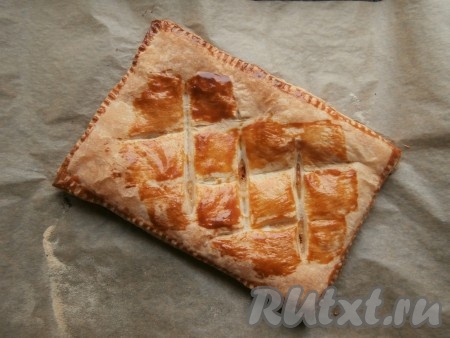 Выпекать закрытую пиццу в духовке, разогретой до 200 градусов, около 15 минут.
