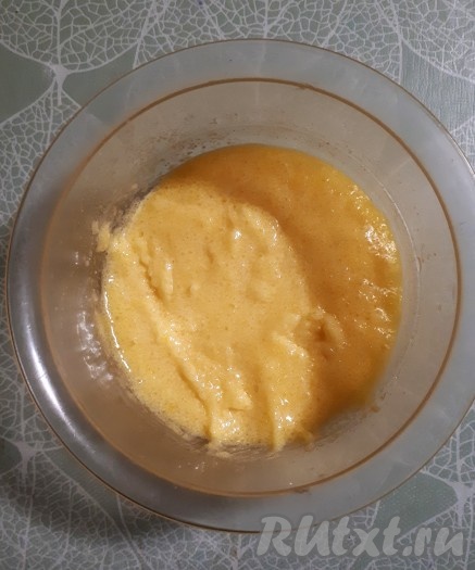 Отдельно растереть яичные желтки с сахаром.