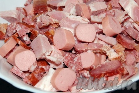Подготовить мясную нарезку. Для приготовления солянки в качестве нарезки можно взять сосиски, любую колбасу, копчёное мясо, их нужно будет нарезать.&nbsp;