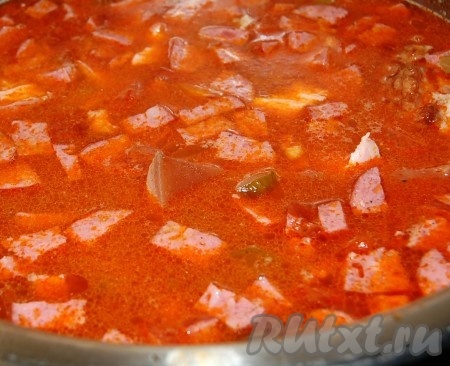 После того как сборная мясная солянка с копчёностями с момента закипания проварится 10 минут, добавить в кастрюлю лук, обжаренный&nbsp;с томатной пастой, и лавровый лист.