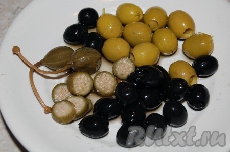 Сразу же выложить в кастрюлю каперсы и оливки. Попробовать на вкус, если не хватает остроты, добавить в мясную сборную солянку огуречный рассол.&nbsp;Количество рассола, которое вы будете добавлять, зависит от вашего вкуса, поэтому добавляйте рассол частями, регулируя вкус солянки.