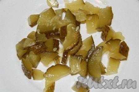 Солёные огурцы мелко нарезать.&nbsp;