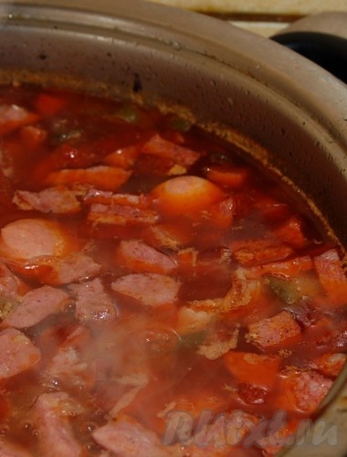 Дать супу закипеть, уменьшить огонь, подсолить, поперчить. Проварить 5 минут, убрать с огня.&nbsp;Сборная мясная солянка готова.