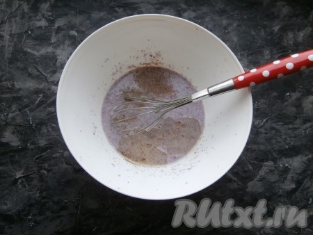 Сюда же влить 2 столовых ложки растительного масла, всыпать соль, порошок карри, сахар, чёрный молотый перец.