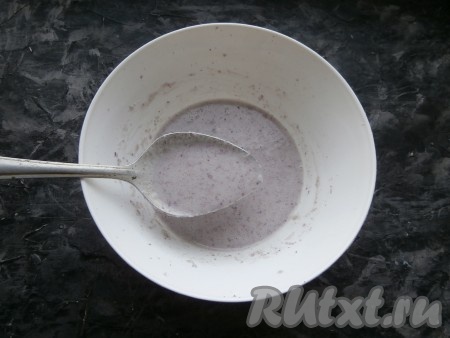 Частями добавлять оставшуюся муку, полностью вмешивая её. Муки может потребоваться чуть больше или меньше, чем указано в ингредиентах. Главное - ориентируйтесь на густоту замешиваемого блинного теста, которое должно получиться не слишком жидким, но и не густым, оно будет достаточно свободно стекать с ложки.