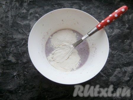 Перемешать венчиком получившуюся массу, затем добавить 4 столовых ложки муки, снова перемешать.