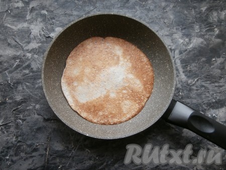 Жарить блинчик, как обычно, до румяности с двух сторон, затем переложить на тарелку. А на сковороде, каждый раз слегка смазывая её растительным маслом, постепенно пожарить все блины из пекинской капусты.
