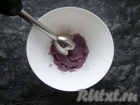 Измельчить капусту погружным блендером до состояния пюре.