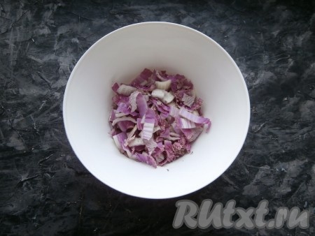 Пекинскую капусту вымыть, нарезать на кусочки. Для приготовления блинчиков отлично подойдут толстые части капустных листов.