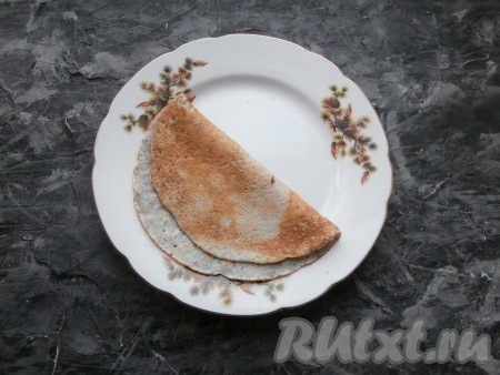 Блинчики получаются достаточно тонкими, очень нежными и мягкими.