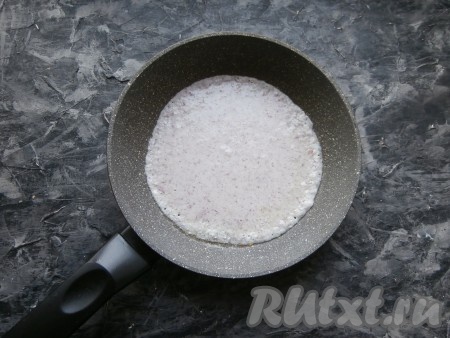 Блины из пекинской капусты желательно выпекать на сковороде с качественным антипригарным покрытием. Смазывать сковороду растительным маслом нужно перед жаркой каждого блина, но только слегка, кисточкой. Если жарить блины на сухой сковороде - они прилипнут, если будет слишком много масла, блины порвутся. Разогреть сковороду, с помощью кисточки смазать растительным маслом. Налить в сковороду часть теста, распределяя его равномерно по дну.