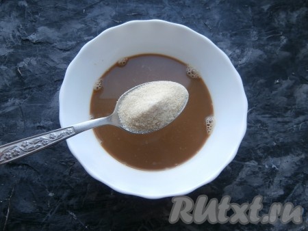 Залить кофе кипятком, хорошенько перемешать. Дать кофе немного остыть, всыпать быстрорастворимый желатин.
