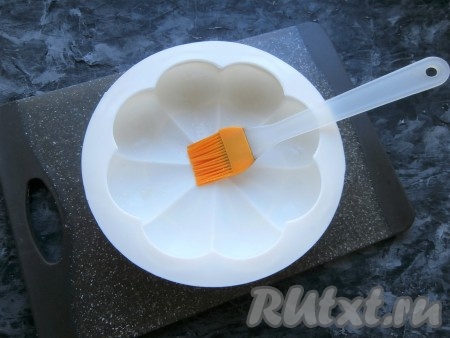 Любую подходящую, невысокую фигурную силиконовую форму (у меня диаметр формы 18 см) немного смазать растительным маслом.