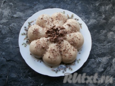 Украсить кофейный торт можно тёртым шоколадом или просто его кусочками, или растопленным шоколадом в виде полос, узоров, или просто посыпать порошком какао.