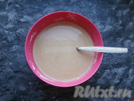 Перемешать сметану с пудрой миксером, после чего влить кофейно-желейную смесь и снова перемешать.
