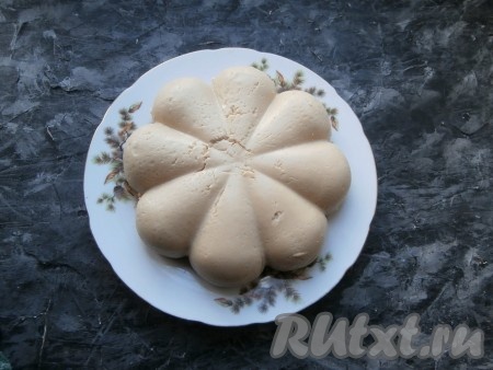 Отправить форму в холодильник не менее чем на 4-5 часов. Затем застывший торт "Капучино" извлечь из формы.
