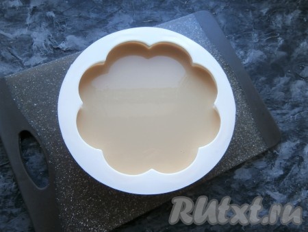 Вылить в форму подготовленную смесь.