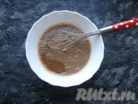 При постоянном помешивании венчиком дать желатину раствориться, после чего кофейную смесь остудить до комнатной температуры.
