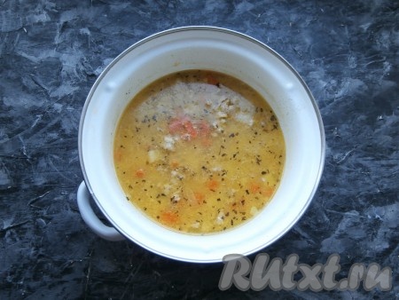 Проварить суп на медленном огне минут 5 и можно выключить огонь.
