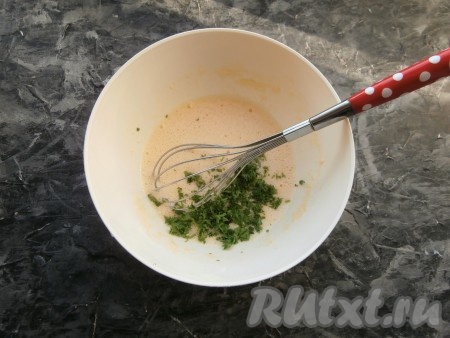 В яичную смесь добавить измельчённую зелень, перемешать.

