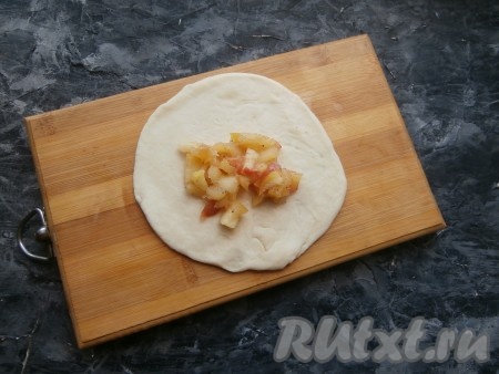 Таким же образом сформировать 6 лепёшек с яблочной начинкой.