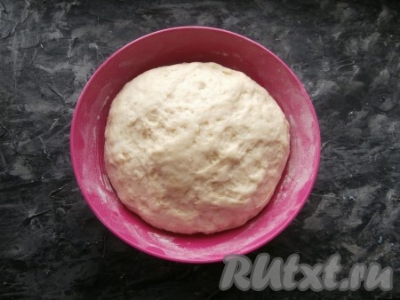 Накрыть тесто плёнкой (или полотенцем) и оставить в тепле на 45-60 минут. За это время тесто увеличится в 2-3 раза.
