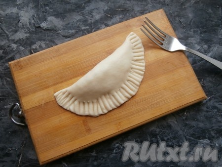 Таким же образом сформировать 6 лепёшек с яблочной начинкой.