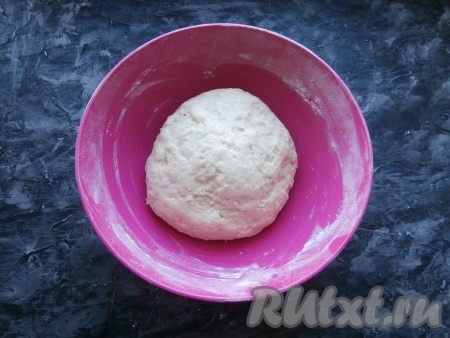Тесто должно получиться мягким, нежным, но не липнущим.