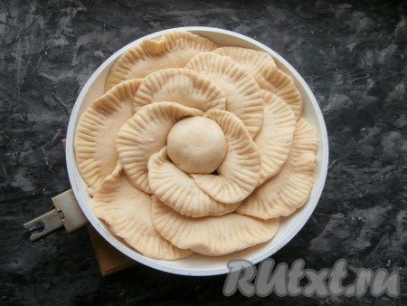 Этот шарик разместить в центре пирога.