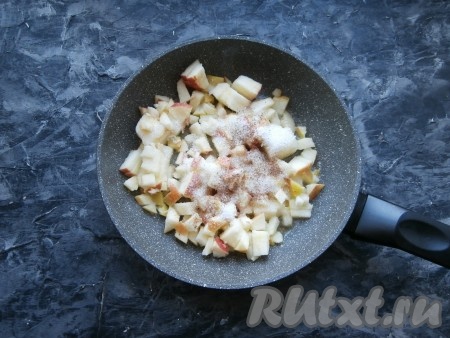 К яблокам всыпать сахар и корицу, перемешать.