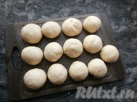 Тесто обмять и разделить на 13 частей, каждую из которых скатать в шарик.