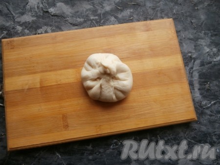 Эту лепёшку защипнуть по типу хинкали, придавая форму шарика.