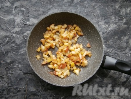Протушить яблоки, помешивая, на небольшом огне минут 5-7. Яблоки должны стать мягкими, но не должны превратиться в пюре. Яблочную начинку для пирога, сняв с огня, остудить.