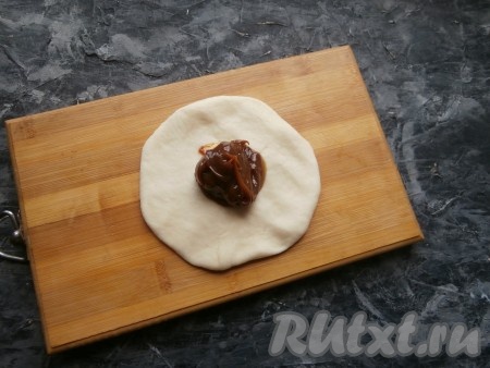 Последний 13-ый шарик теста раскатать немного, внутрь поместить любую из начинок (у меня не хватило творожной и яблочной начинок, поэтому в середину я выложила 1 чайную ложку варёной сгущёнки).