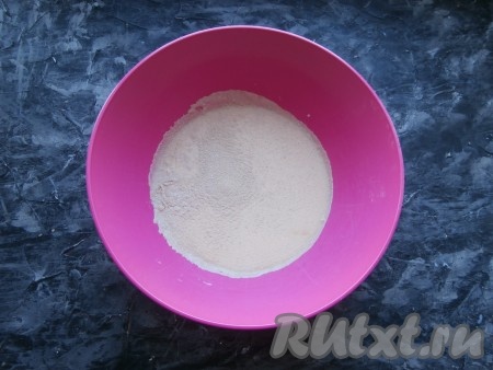 В тёплое молоко (температура молока не должна быть выше 40 градусов) всыпать сахар и сухие дрожжи, перемешать.
