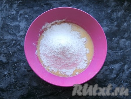 Хорошенько перемешать и частями всыпать просеянную муку, замешивая тесто.
