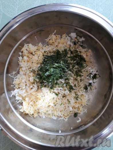 Сырое яйцо немного взбить вилкой, смешивая желток с белком. В миску с варёными яйцами и сыром добавить половину массы сырого яйца (вторая половина яйца пойдёт на панировку котлет), всыпать 1 столовую ложку панировочных сухарей и мелко нарезанную зелень.