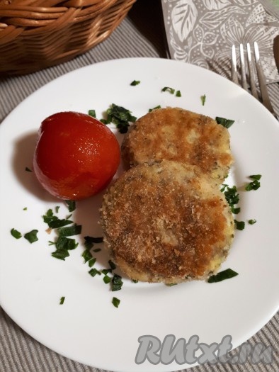 Вкусные, сытные яичные котлеты с сыром подаём в горячем виде с гарниром и овощами. В холодном виде эти котлетки тоже вкусны.