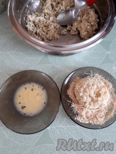 Из получившейся яично-сырной массы сформировать котлетки. Сформированные котлеты обмакнуть сначала с двух сторон в оставшейся половине сырого яйца, а затем обвалять в панировочных сухарях.