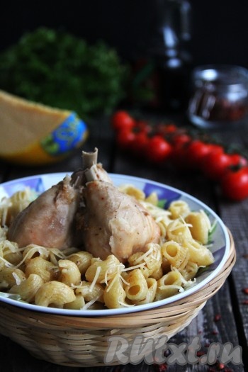 Вкусные, ароматные макароны с куриными ножками, приготовленные в мультиварке, подать к столу в горячем виде, дополнительно можно посыпать блюдо сыром или зеленью.
