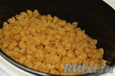 Всыпать сухие макароны в чашу к куриным ножкам.
