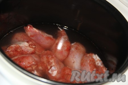 Влить 500 мл воды комнатной температуры. Выставить режим "Тушение" на 30 минут. Готовить при закрытой крышке мультиварки.
