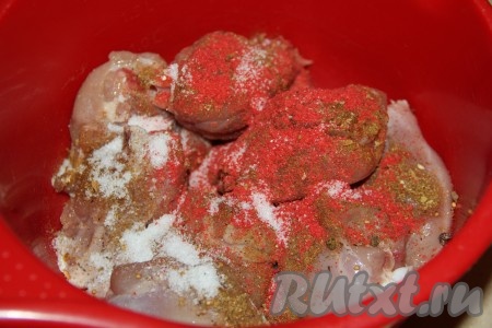 Добавить к ножкам соль, паприку и специи для курицы, тщательно перемешать и оставить мариноваться на 2 часа в прохладном месте.
