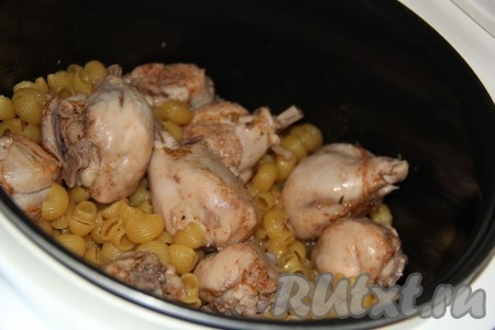 Перемешать, закрыть крышку и продолжать готовить на режиме "Тушение" 25 минут. 