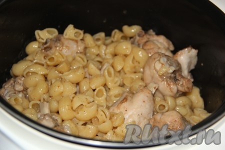 Во время приготовления открыть мультиварку пару раз и аккуратно перемешать ножки и макароны. По истечении времени вся жидкость впитается в макароны.
