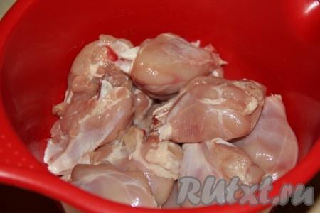 С куриных ножек, по желанию, снять кожу и удалить хрящ.
