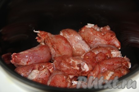 Замаринованные ножки выложить в чашу мультиварки.
