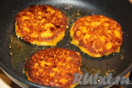 Жарить оладьи на умеренном огне с двух сторон до золотистого цвета. Когда оладушки приобретут румяную корочку с двух сторон, переложить их на тарелку, а из оставшегося теста постепенно пожарить все оладьи. Тесто перед жаркой очередной порции оладий нужно перемешивать.