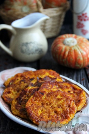 Оладьи, приготовленные из тыквы с творогом на сковороде, получаются ароматными, вкусными, к столу подаём горячими, дополнив, по желанию, сметаной.