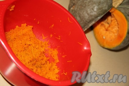 300 грамм тыквы,&nbsp;очищенной от кожуры, семечек и волокон, натереть на мелкой тёрке.